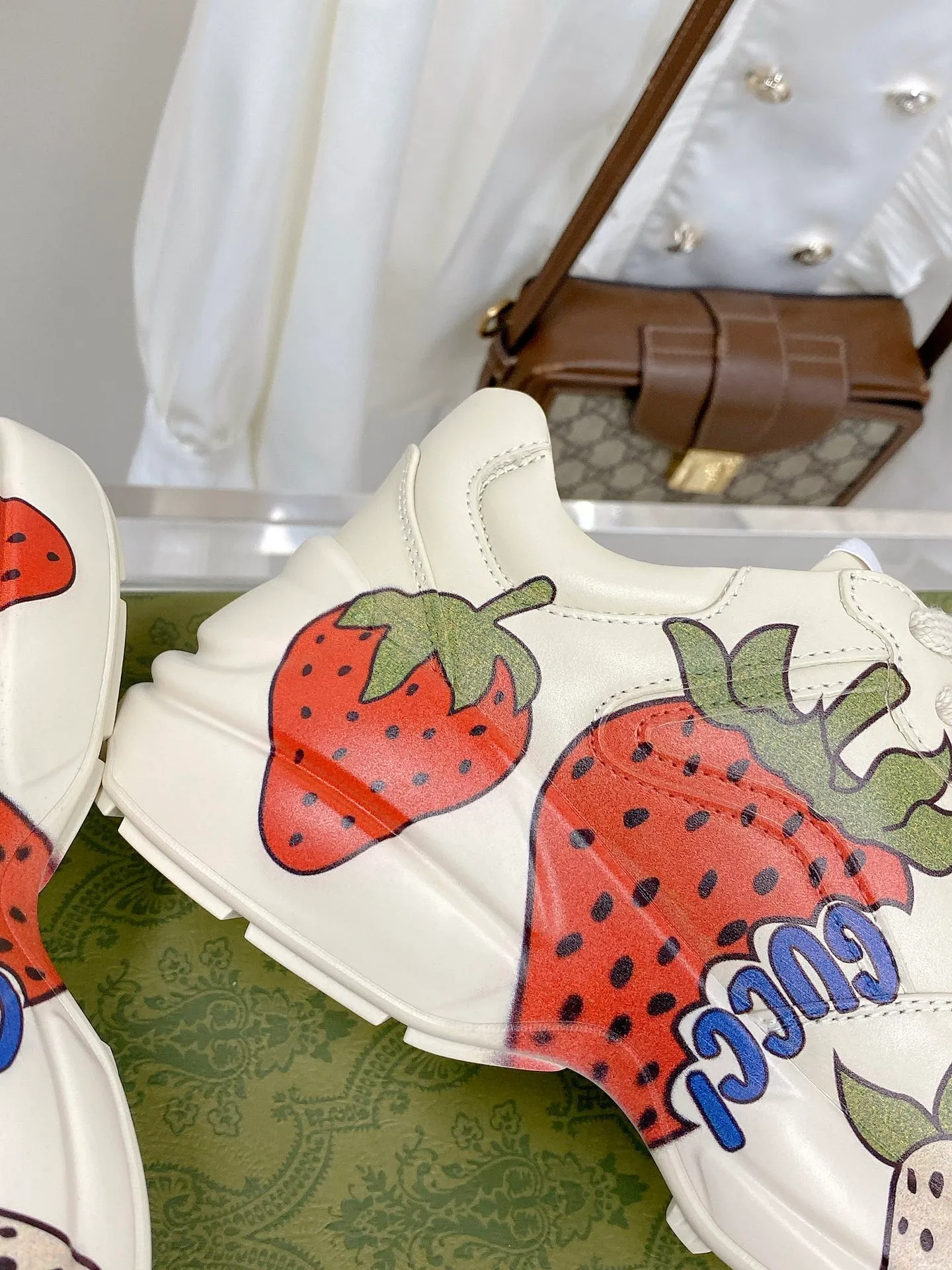 👟👟Ex-factory price 480👟👟 Women's Shoes Factory Upgraded Version 2022 Gucci Gucci top version couple's dad shoes series is new! 🖤 ⚠GG couple’s dad shoes have been popular in recent years; new colors are updated constantly; Gucci has updated new colors in 2022, and our home and counters have new ones at the same time. This classic dad shoe has celebrities and Internet celebrities Anchors and others are sure to plant grass and call ❤ Classic fashion style, distressed leather surface, 5D drawing printing; mixed surface splicing colors, etc... Original customization (off-white eco-friendly cowhide, first layer of cowhide inside), original outsole... Shiny colorful drawings embellish the sides of the shoe body, old color rubbing, package production technology, 1:1 creation / only to make the best shoes. Size: Women’s 35-45